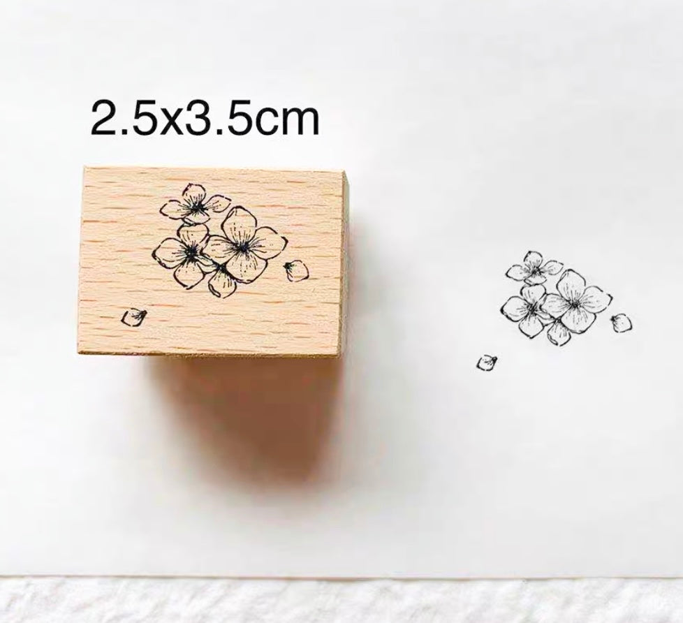 Two Raccoons - Hydrangea In The Summer | Rubber Stamps