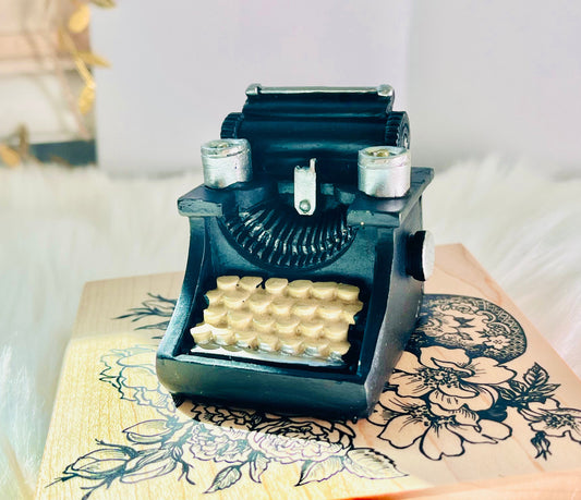 Old Fashion Typewriter | Desk, Home Decor
